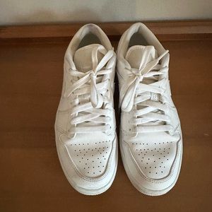 White Nike low dunks